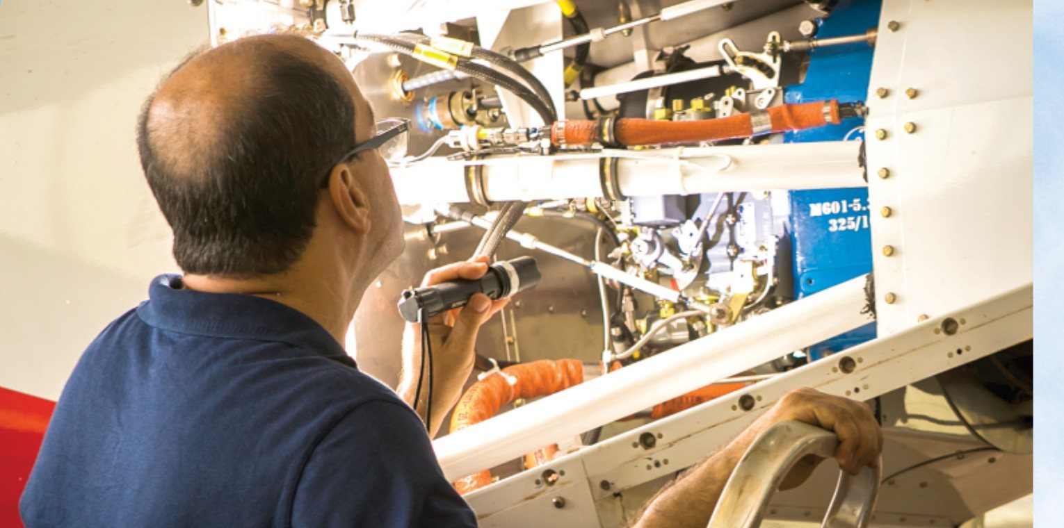 Técnico da Air Turbine Aviation inspecionando um motor GE M601