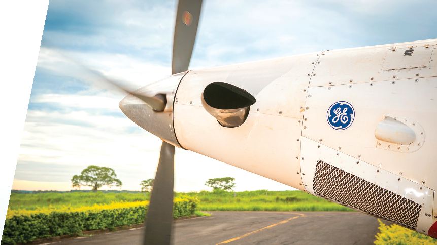 Aeronave com motor GE M601 em pista