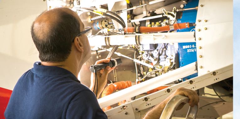 Técnico da Air Turbine Aviation realizando inspeção em motor GE M601